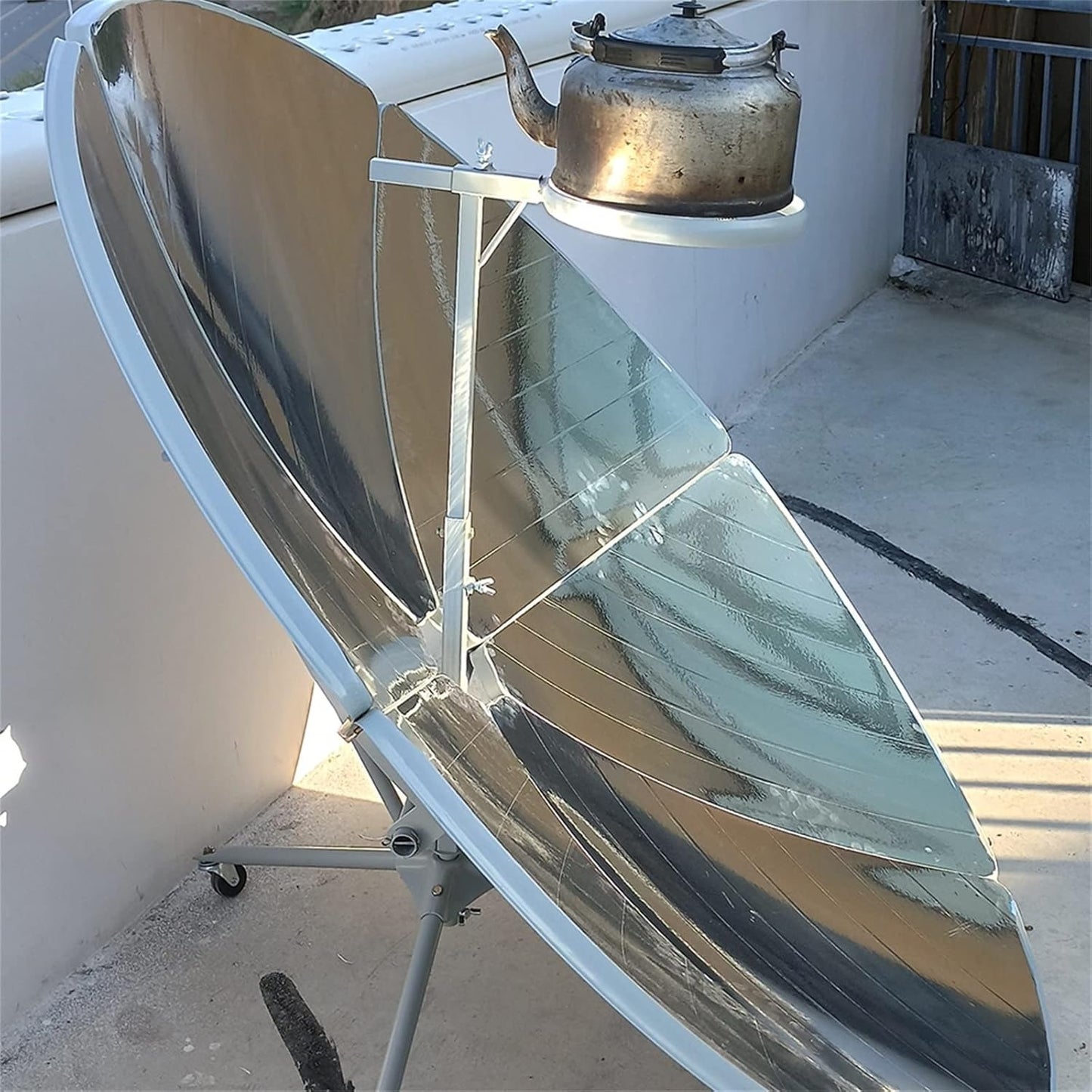 Portable Concentrating Solar Cooker 1000-1500W Thermal Power for Camping Outdoor, 1472-1832F Concentrator for Cooking, Boiling Water, Heating
